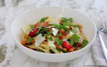 Tagliatelle mit gebratenen Radieschen, Radieschengrün und Kichererbsen